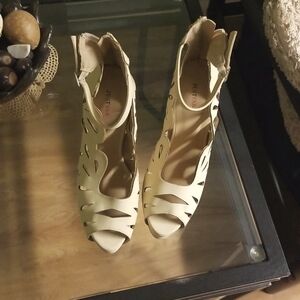 JustFab Cream High Heels Size: 9 Women's